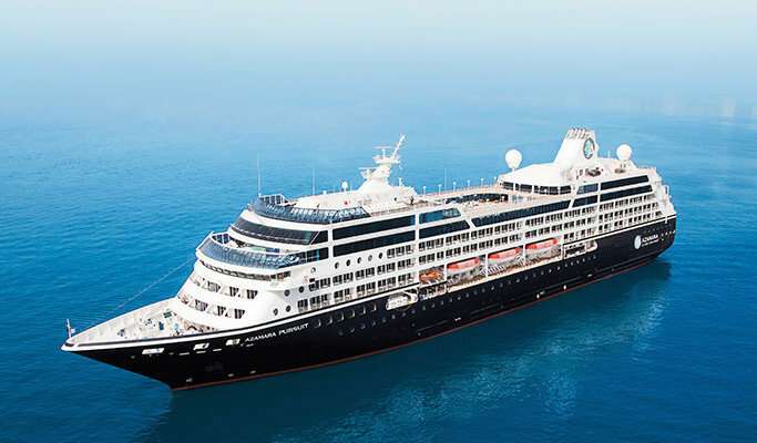 Azamara Pursuit Boutique-Kreuzfahrtschiff auf blauem Meer mit schlankem eleganten Design.