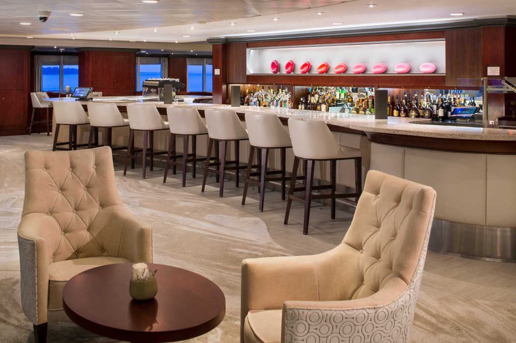 The Living Room Lounge mit eleganten Sesseln an Bord der Azamara Pursuit.