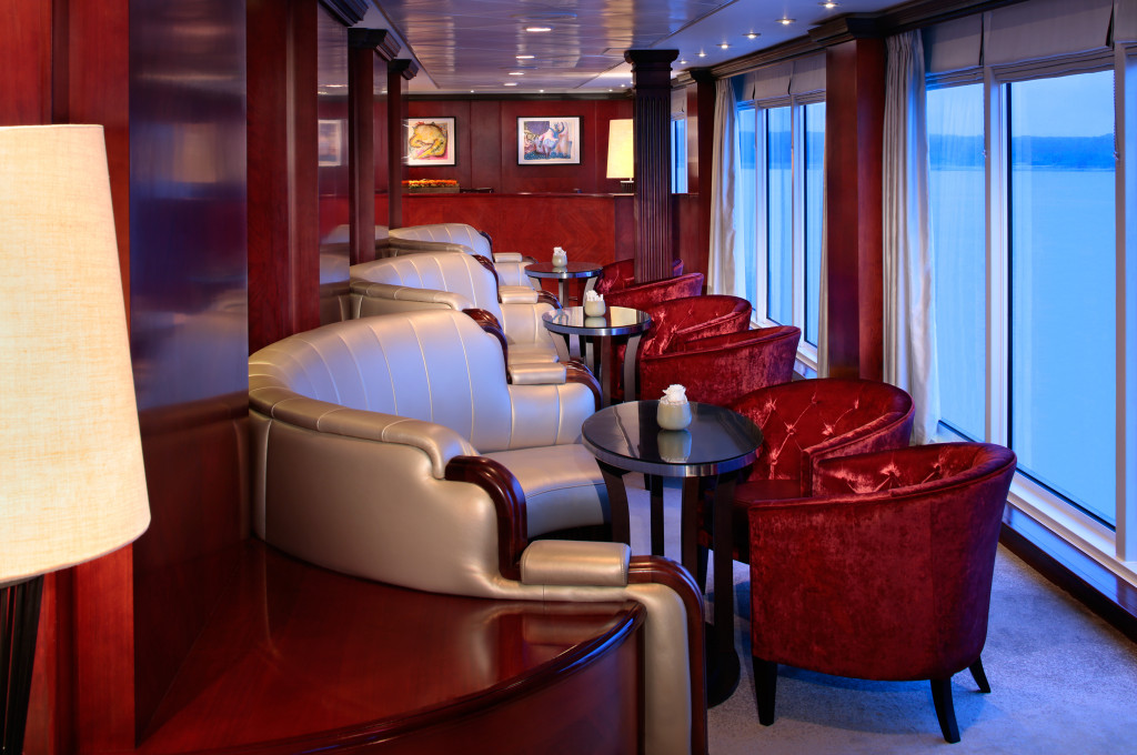 The Living Room Panorama-Lounge mit Sesseln und Meerblick an Bord der Azamara Pursuit.