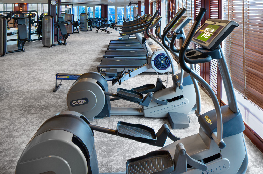 Fitnesscenter mit modernen Trainingsgeräten an Bord der Azamara Pursuit.