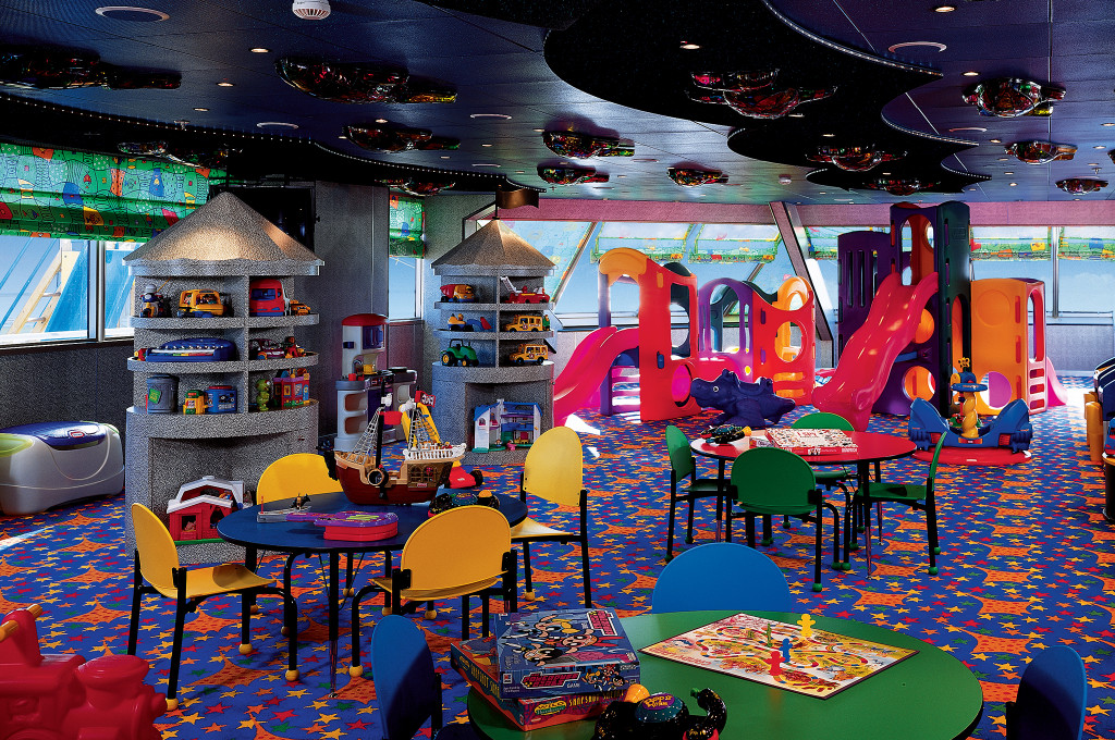 Camp Carnival Kinderclub auf der Carnival Conquest mit Rutschen und bunten Spielgeräten
