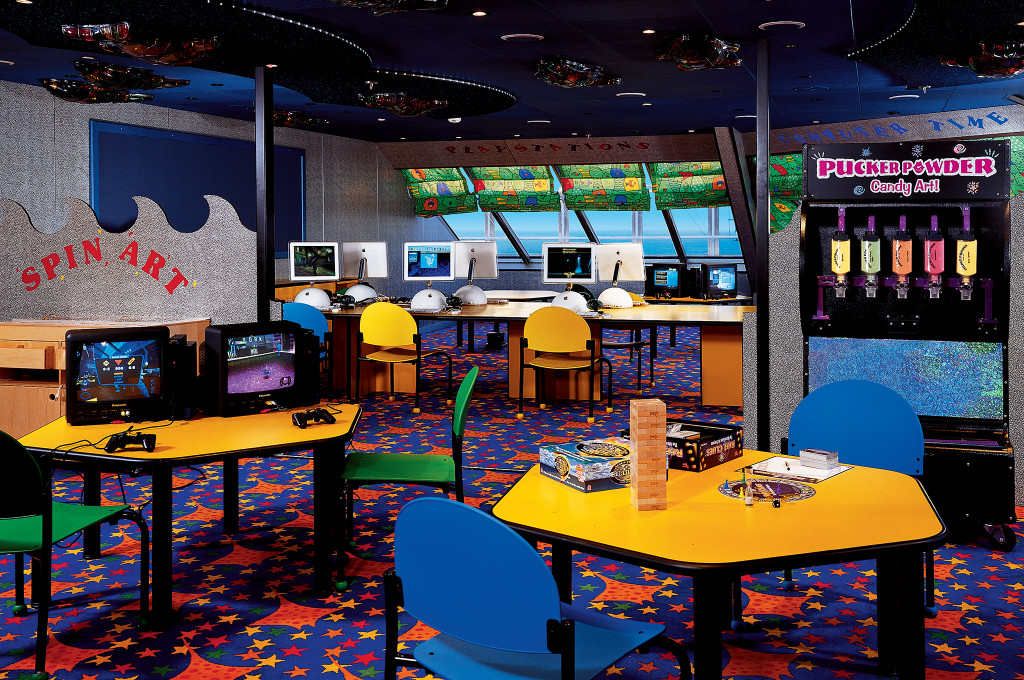 Camp Carnival Kinderclub auf der Carnival Conquest mit Aktivitätsbereich und Computerspielen