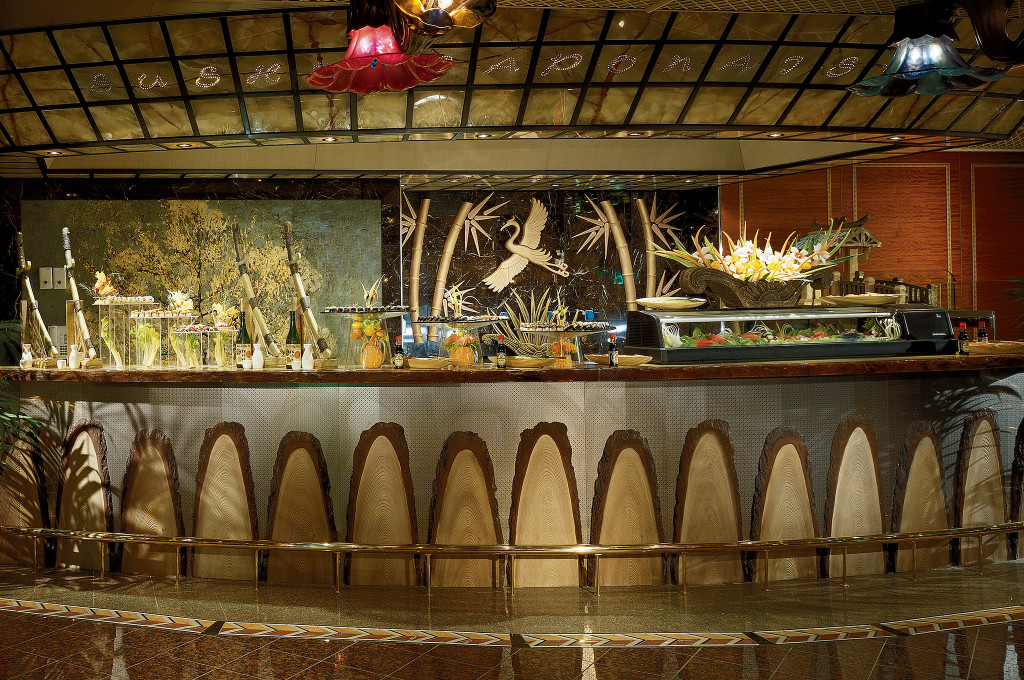 Sushi Bar auf der Carnival Conquest mit Bambusdekorationen und Sushi-Auswahl