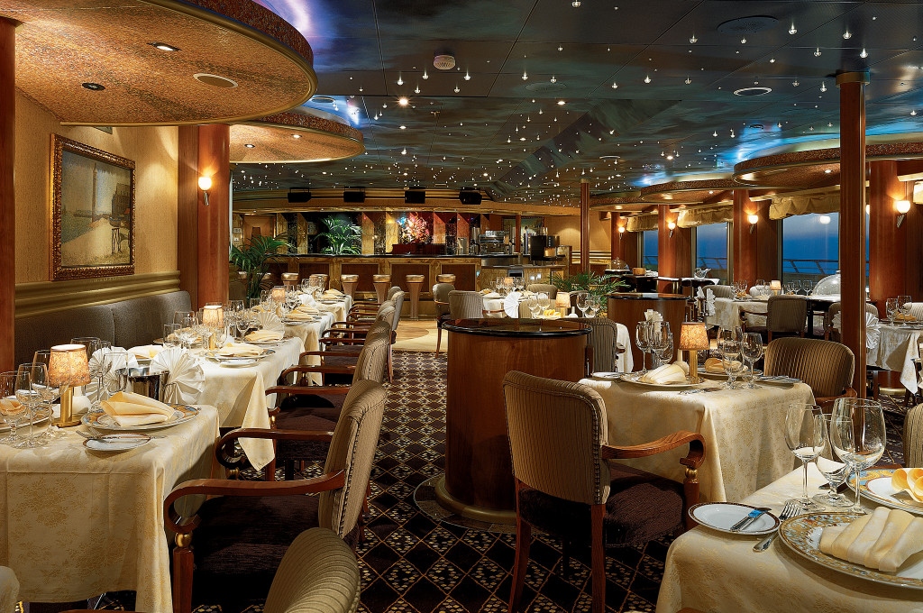 The Point Steakhouse auf der Carnival Conquest mit gedeckten Tischen und Meerblick