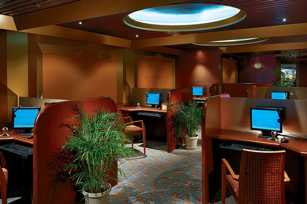 Internet Café auf der Carnival Conquest mit Computerarbeitsplätzen und Meerblick