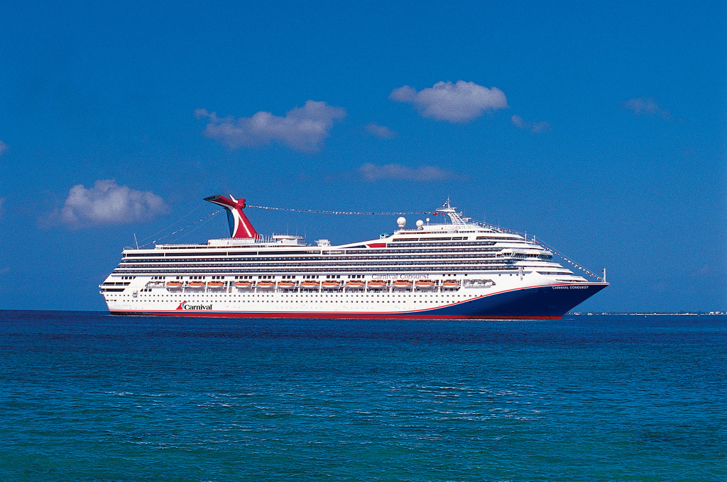 Carnival Conquest Kreuzfahrtschiff in voller Größe mit Außenansicht von der Seite.