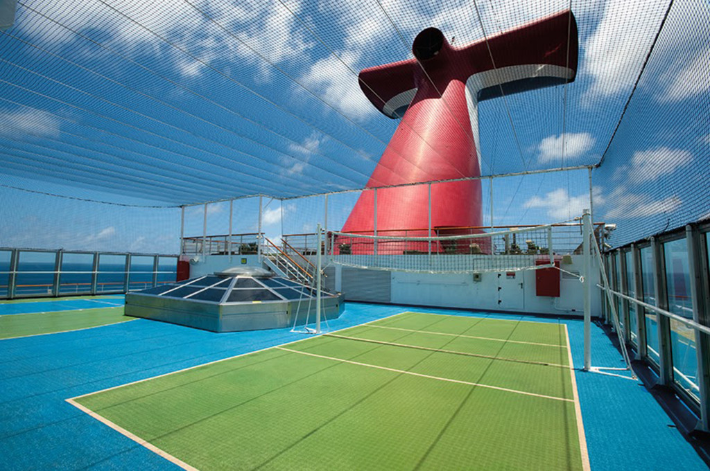 Volleyballplatz auf dem Außendeck der Carnival Conquest mit rotem Kamin