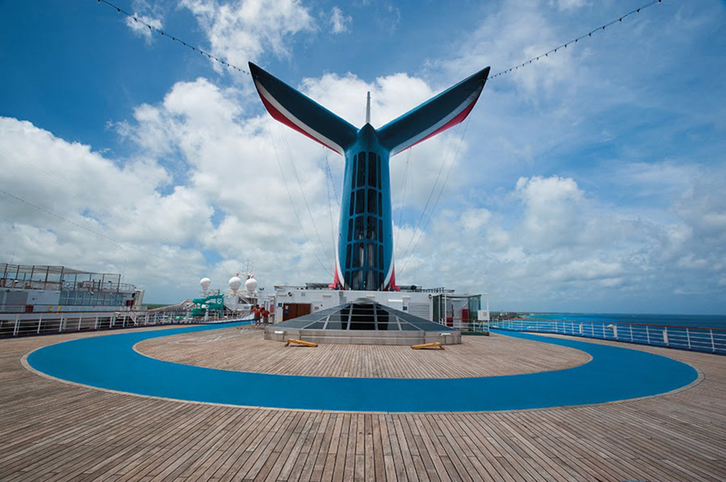 Joggingstrecke auf der Carnival Conquest mit Blick auf das offene Meer.
