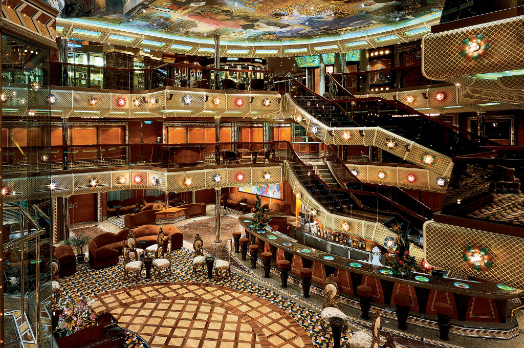 Mehrstöckiges Atrium auf der Carnival Conquest mit Treppen und Dekorationen