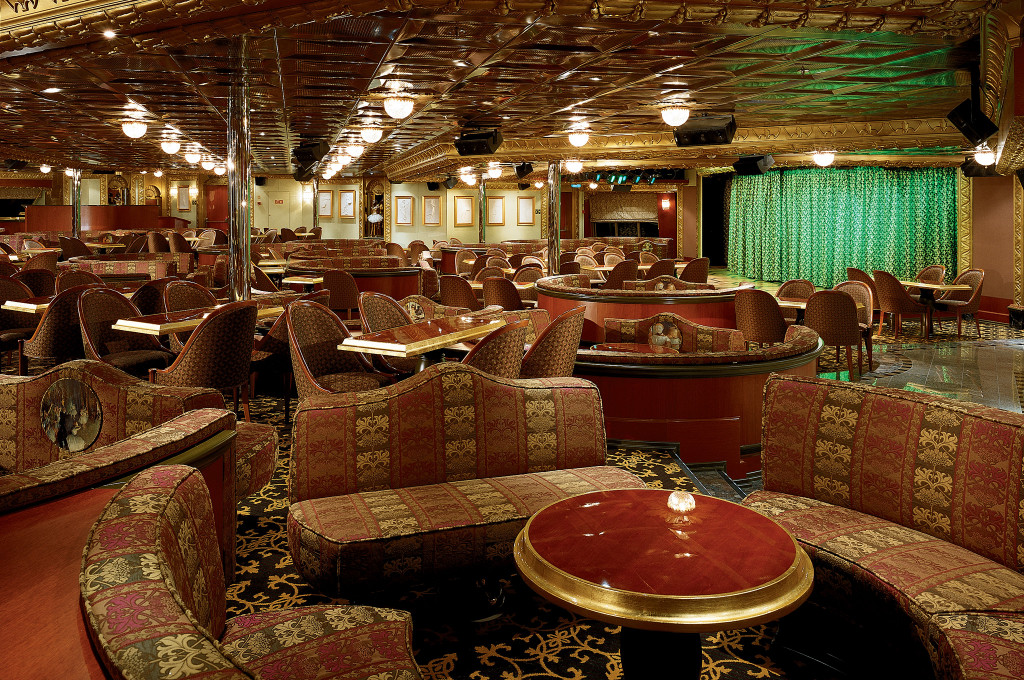 Degas Aft Lounge auf der Carnival Conquest mit Sofas und eleganter Dekoration