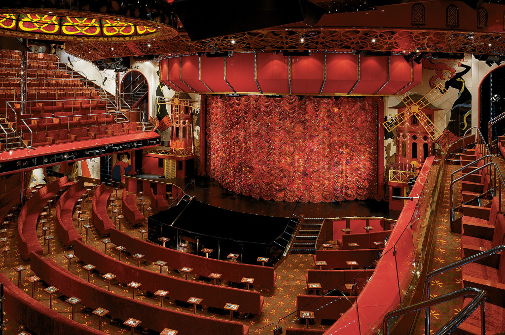 Theater mit roter Dekoration und Bühne auf Carnival Conquest Kreuzfahrtschiff.