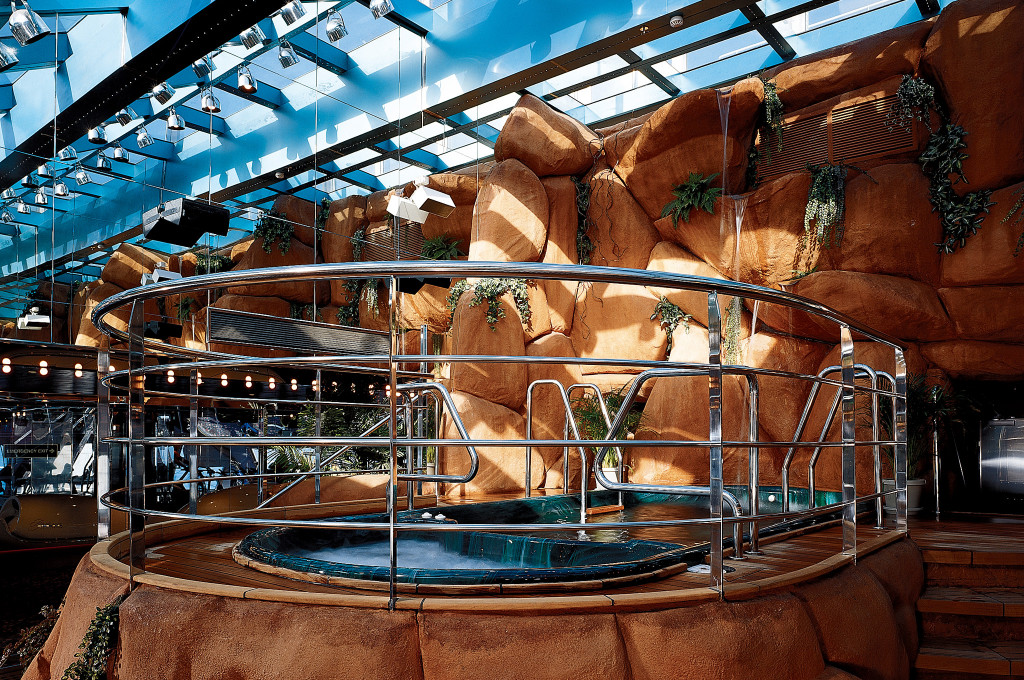 Whirlpool mit Felsen und Glasdach im Außenbereich der Carnival Conquest.