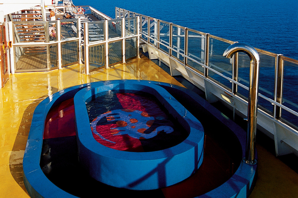 Whirlpool auf dem Sonnendeck der Carnival Conquest mit Liegestühlen und Meerblick
