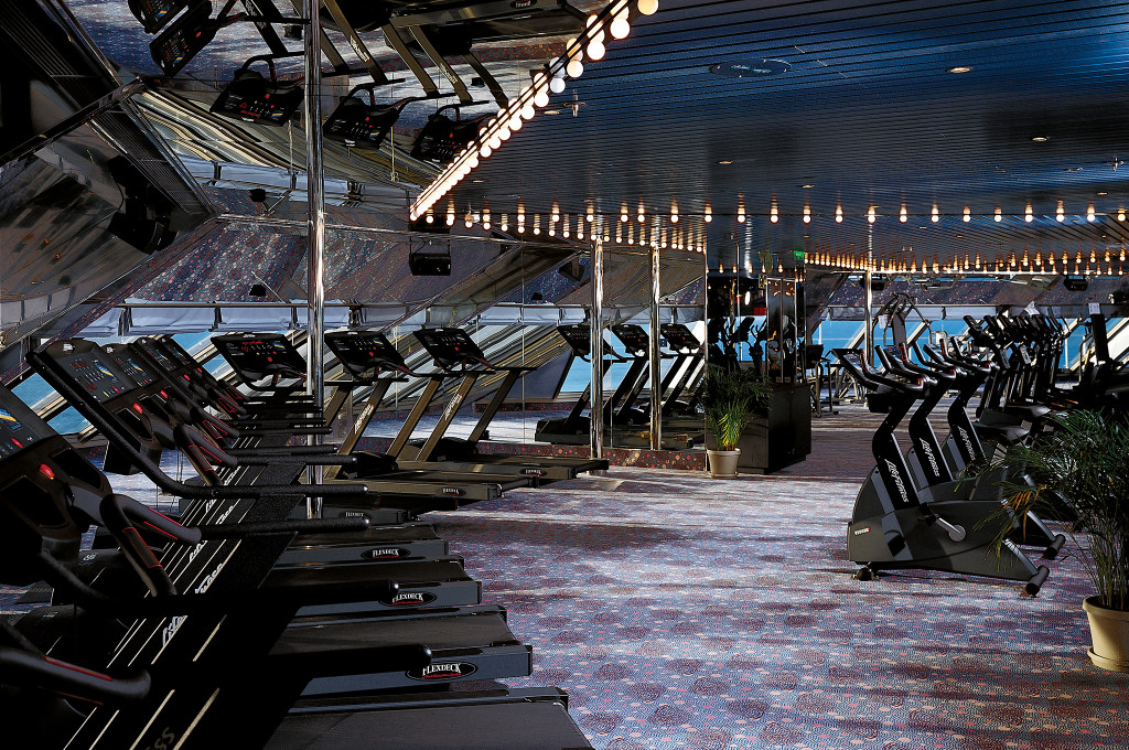 Fitnesscenter auf der Carnival Conquest mit modernen Laufbändern und Fitnessgeräten