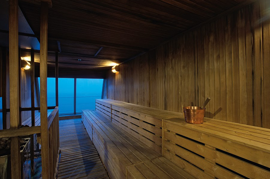 Sauna mit Holzeinrichtung und Lüfter auf der Carnival Conquest