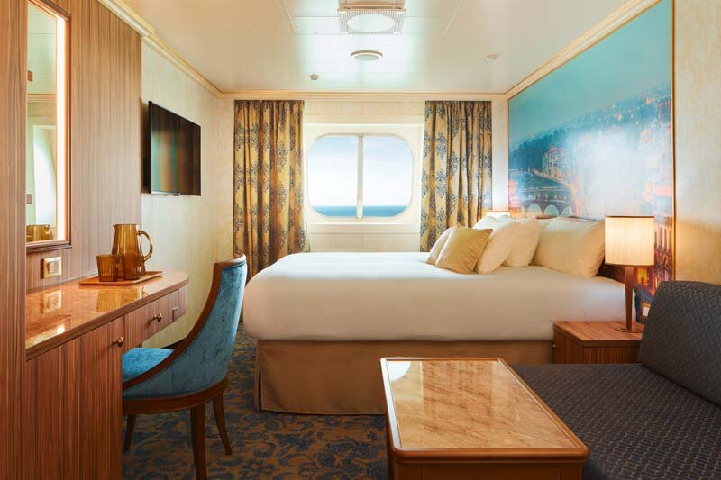 Außenkabine mit Meerblick, TV und modernem Interieur auf Carnival-Schiff