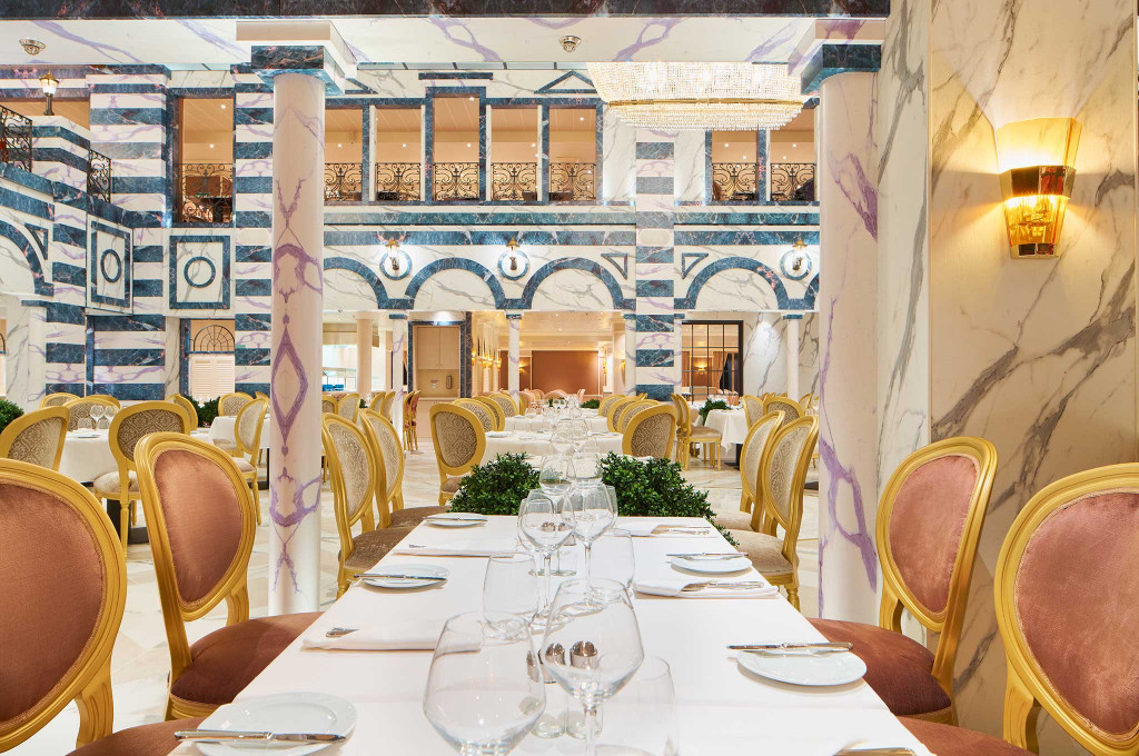 Ristorante dei Medici auf der Carnival Firenze mit klassischem Design und Marmortischen.