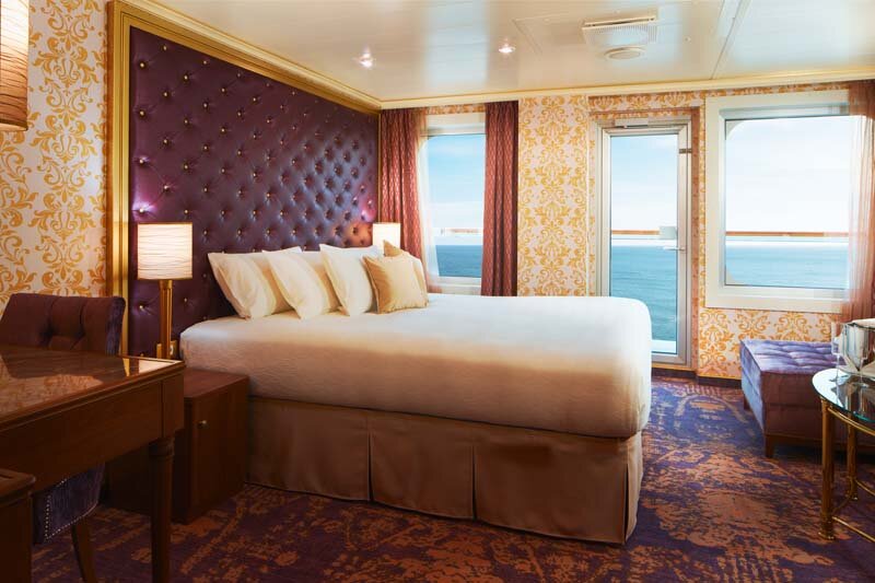 Ocean Suite auf der Carnival Firenze ist eine großzügige Premium-Kabine mit modernem Design.