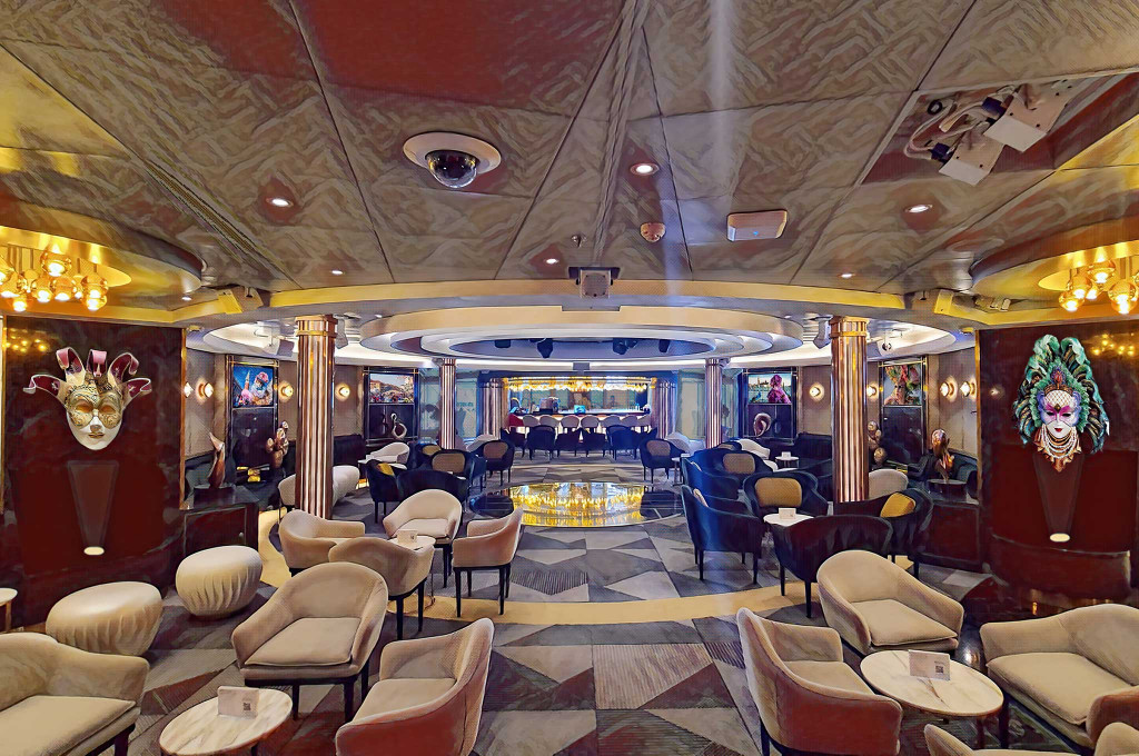 Carnevale Lounge auf der Carnival Firenze mit venezianischen Masken und elegantem Design.