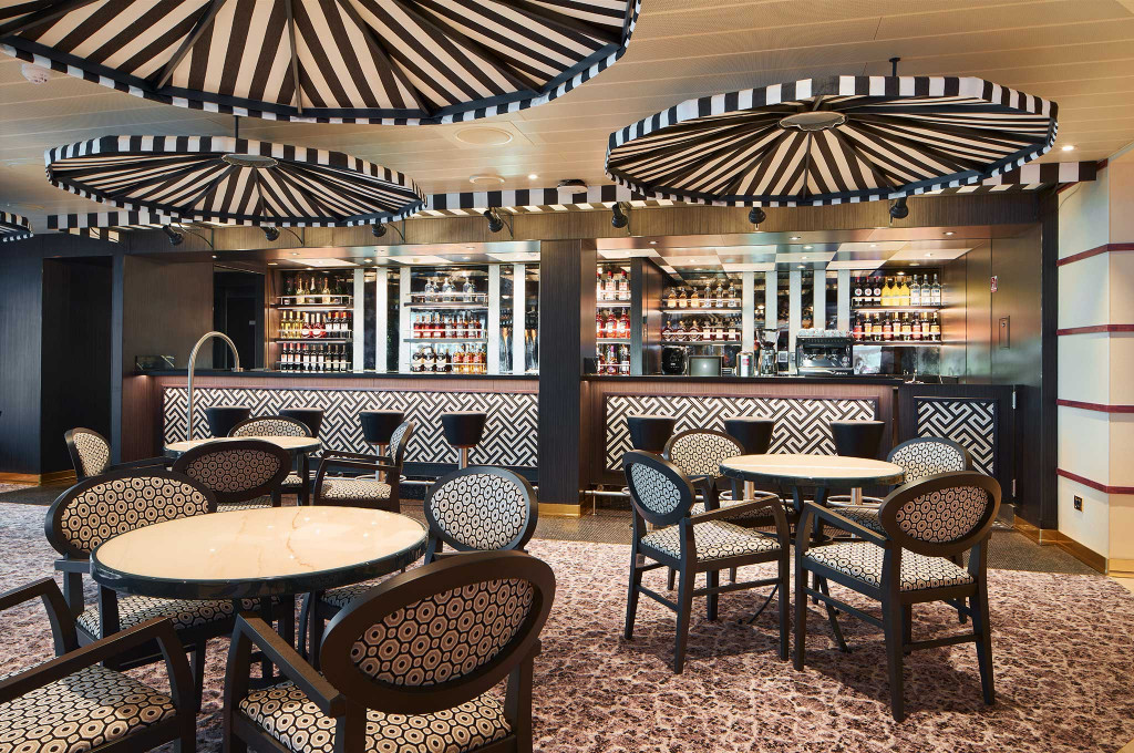 Lounge Tuscany auf der Carnival Firenze mit modernem schwarzweißem Deckendesign.