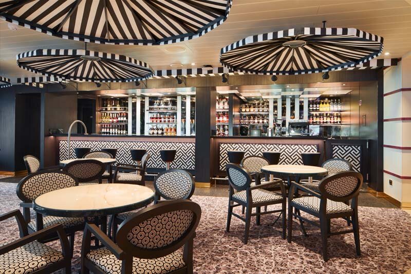 Tuscan Lounge auf der Carnival Firenze ist eine elegante Bar mit moderner Einrichtung.