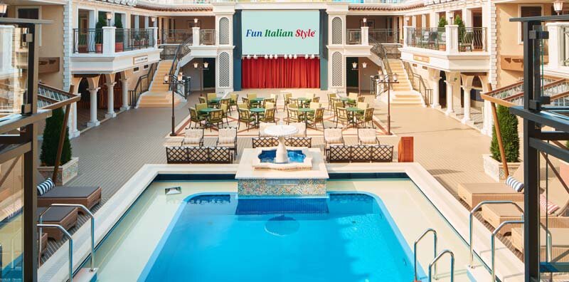 Versilla Pool & Bar auf der Carnival Firenze ist ein Sonnendeck-Bereich mit Pool und Bar.