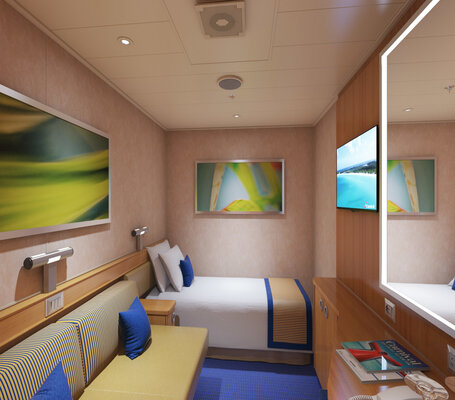 Kompakte Innenkabine mit Einzelbett und Sitzbereich auf einem Kreuzfahrtschiff
