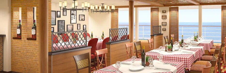 Cucina del Capitano auf der Carnival Radiance mit rot-weiß karierten Tischdecken, Weingläsern und Meerblick.
