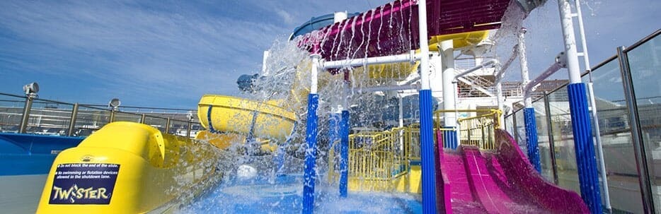 Carnival Waterworks auf der Carnival Radiance ist ein Wasser-Spielplatz mit Rutschen und Pools.