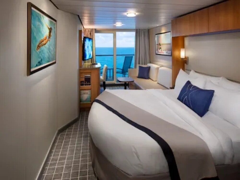 Celebrity Concierge Balkonkabine mit Doppelbett und Balkonzugang auf Kreuzfahrtschiff