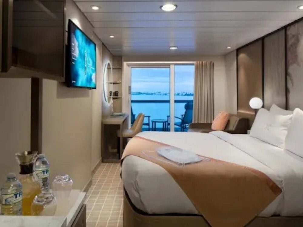 Aqua Class Balkonkabine mit modernem Interieur und Meerblick.