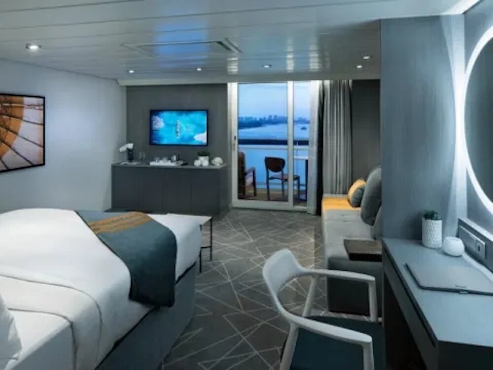 Luxuriöse AquaClass Sky Suite mit Balkon und modernem Design auf der Celebrity Summit.