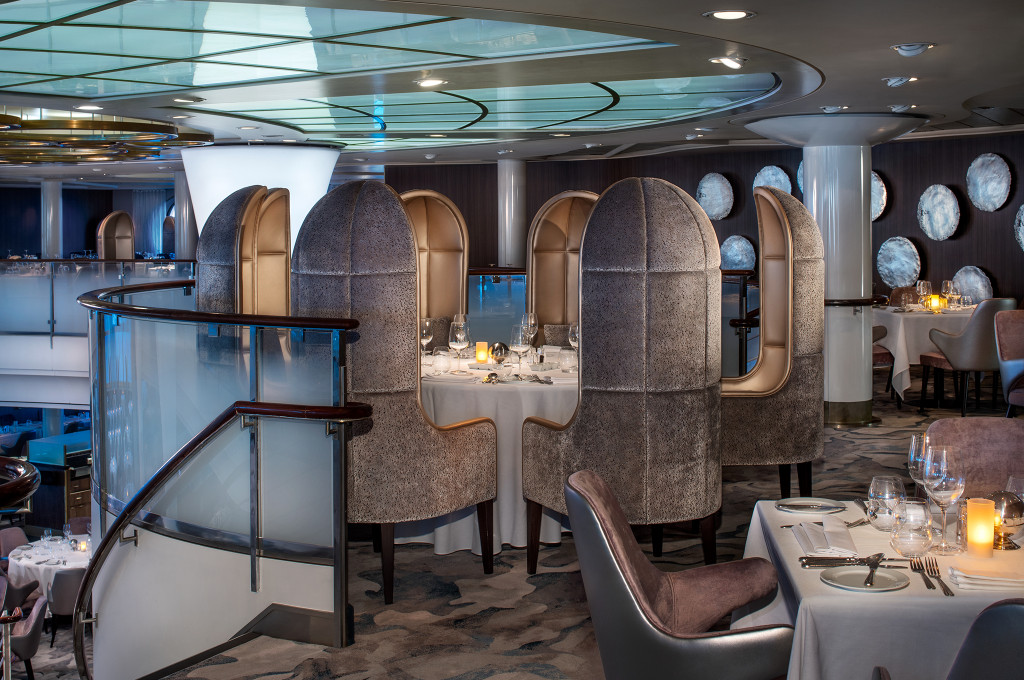 Modernes Oceanview Café mit Buffetbereich und Essplätzen für Gäste der Hochseekreuzfahrt.