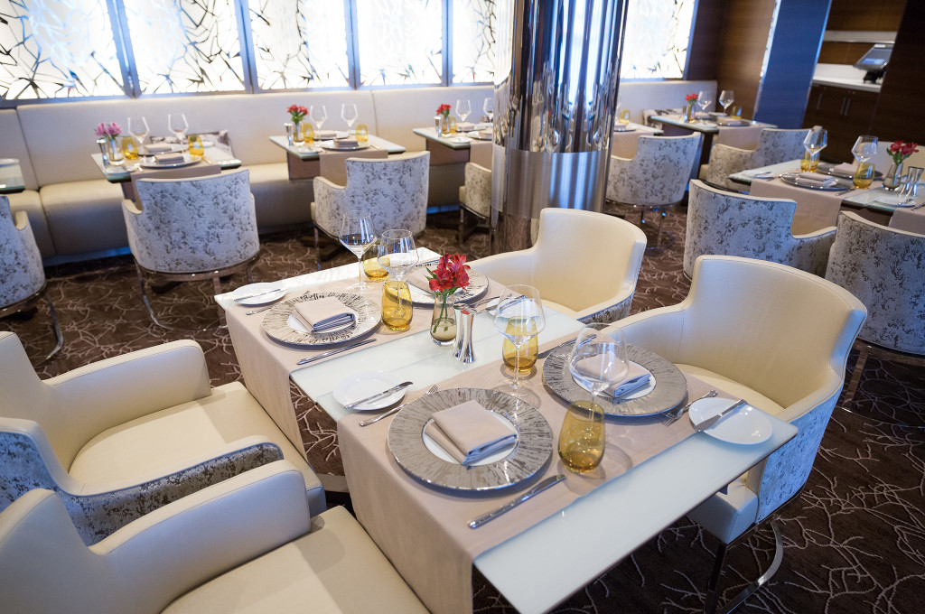 Feines Luminae Restaurant mit Panoramafenstern, eleganten Tischen und Bestuhlung auf dem Schiff.