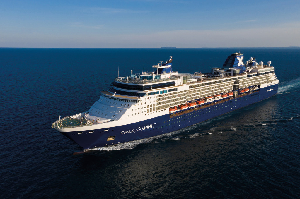Celebrity Summit Hochseekreuzfahrtschiff auf offener See mit klarem Himmel