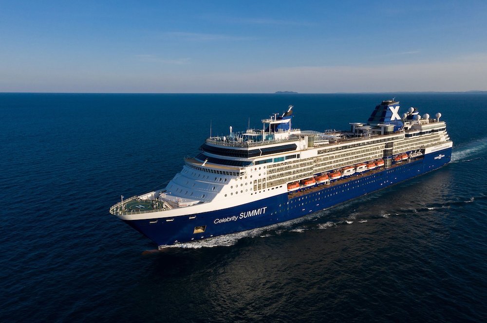 Celebrity Summit Hochseekreuzfahrtschiff in voller Fahrt auf dem Meer