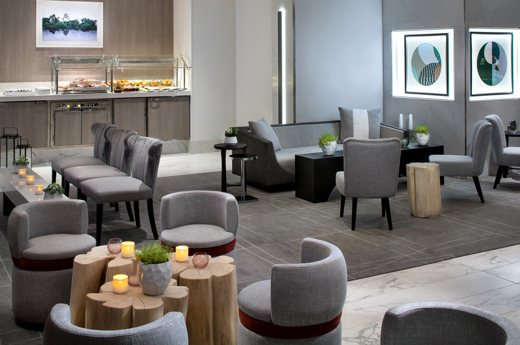 Exklusive The Retreat Lounge mit bequemen Sesseln, Holzdetails und eleganter Einrichtung für Gäste.