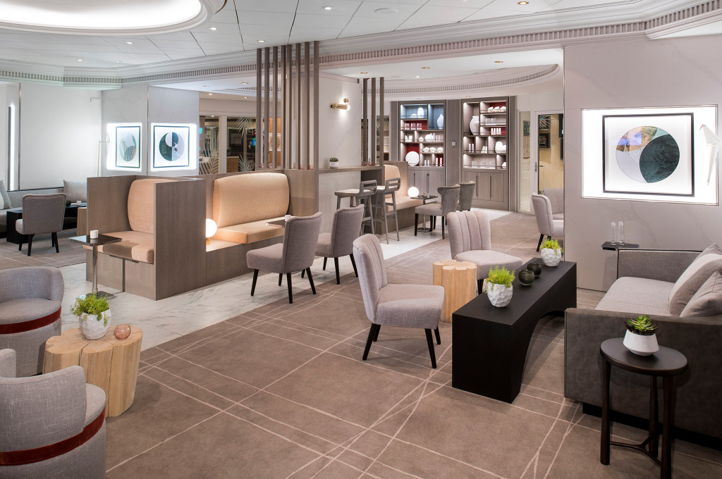 Premium The Retreat Lounge mit großen Fenstern, Meerblick und eleganter Bar für exklusive Gäste.