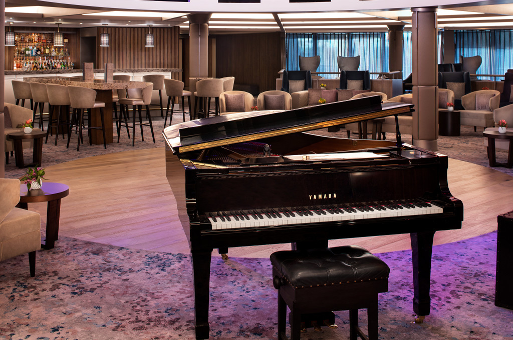 Luxuriöse Lounge mit Grand Piano, Bartresen und modernen Sesseln für musikalische Unterhaltung.