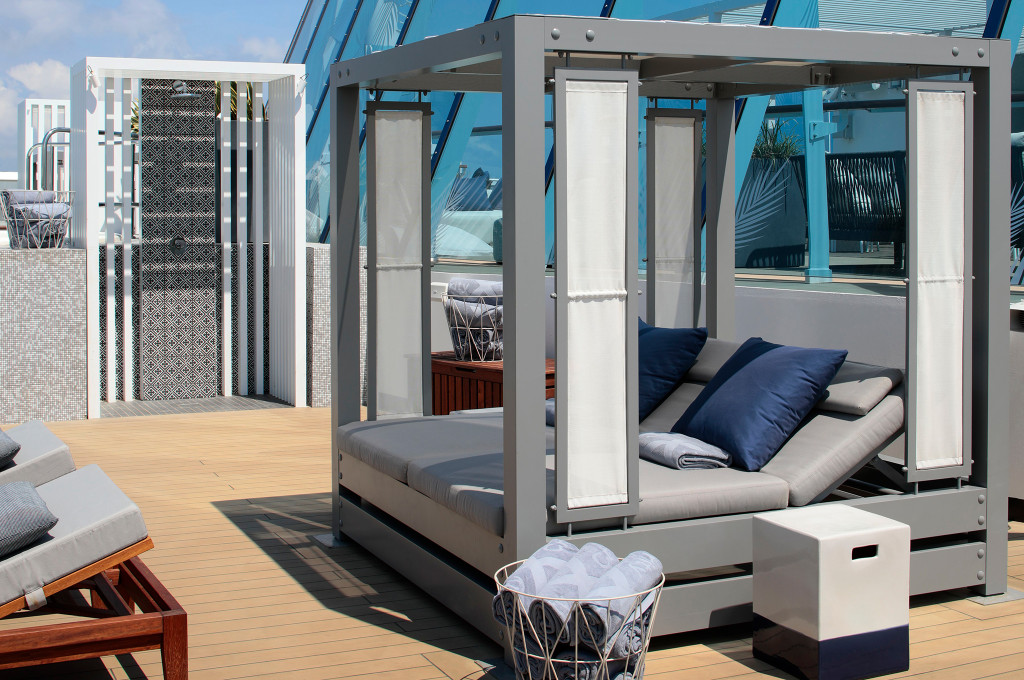 The Retreat Sundeck mit Liegen und modernem Himmelsbett für erholsame Tage auf dem Meer.