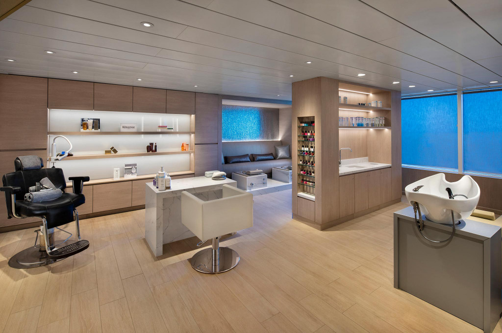 Eleganter Hair Salon im Schiff-Spa mit modernem Einrichtungsdesign und Friseurstühlen.