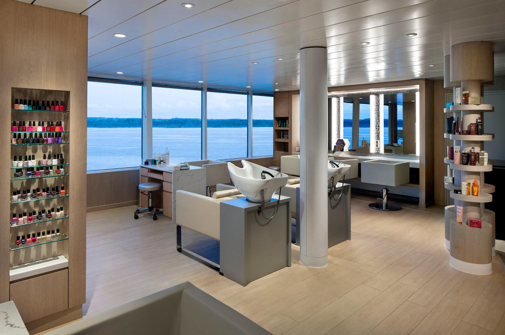 Schöner Haarsalon im Spa-Bereich mit Friseurstühlen und eleganter Ausstattung für Wellnessbehandlungen.