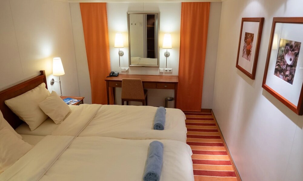 INTERIOR COSMOS CABINS
