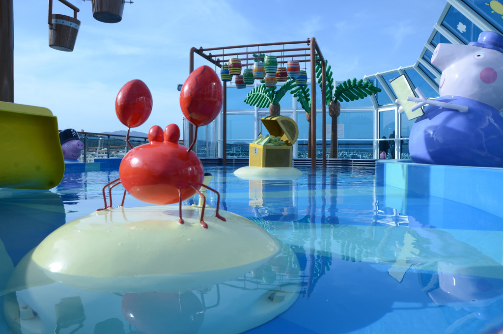 Kinderbereich mit Spielbecken und farbigen Figuren auf einem Hochseeschiff.