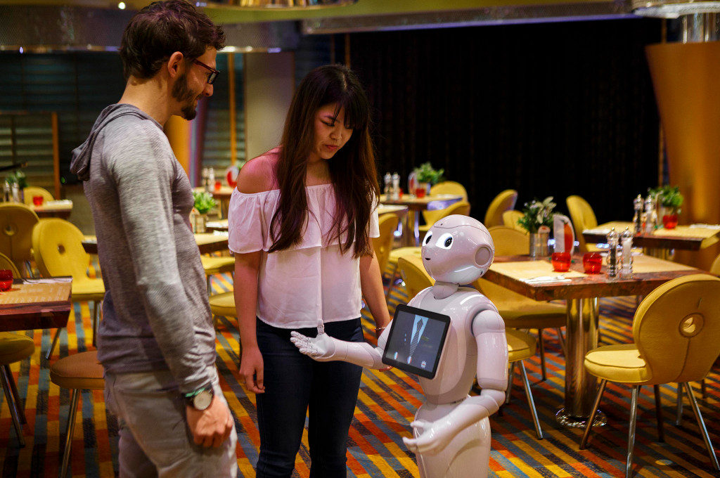 Kinderbereich mit Pepper-Roboter für interaktive Unterhaltung auf einem Hochseeschiff.