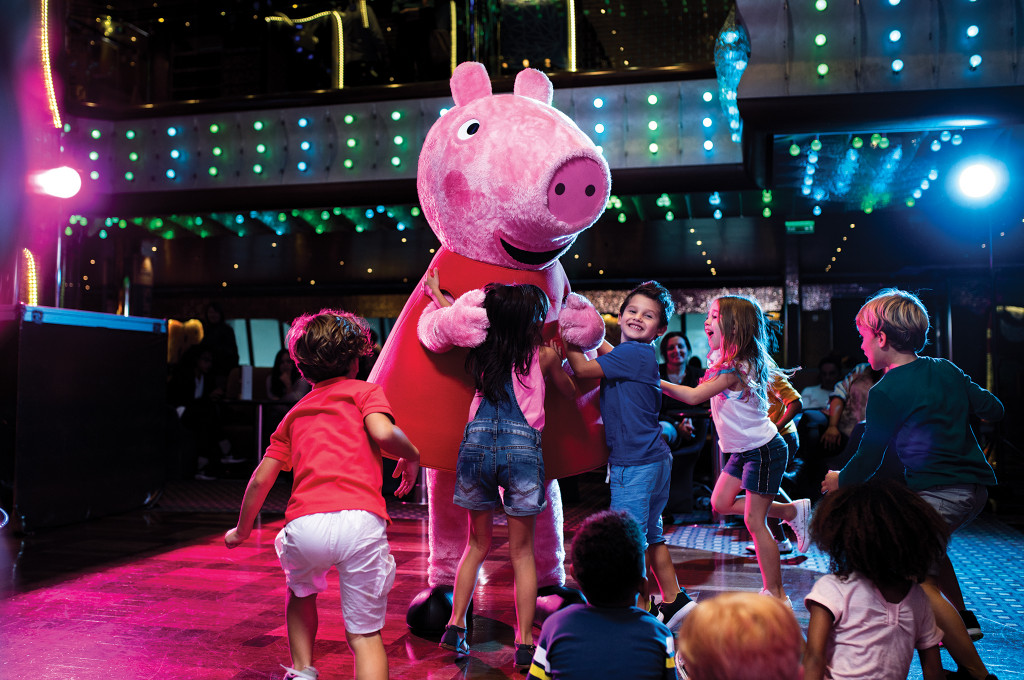 Kinderbereich mit Peppa-Pig-Maskottchen und interaktiver Unterhaltung auf einem Hochseeschiff.