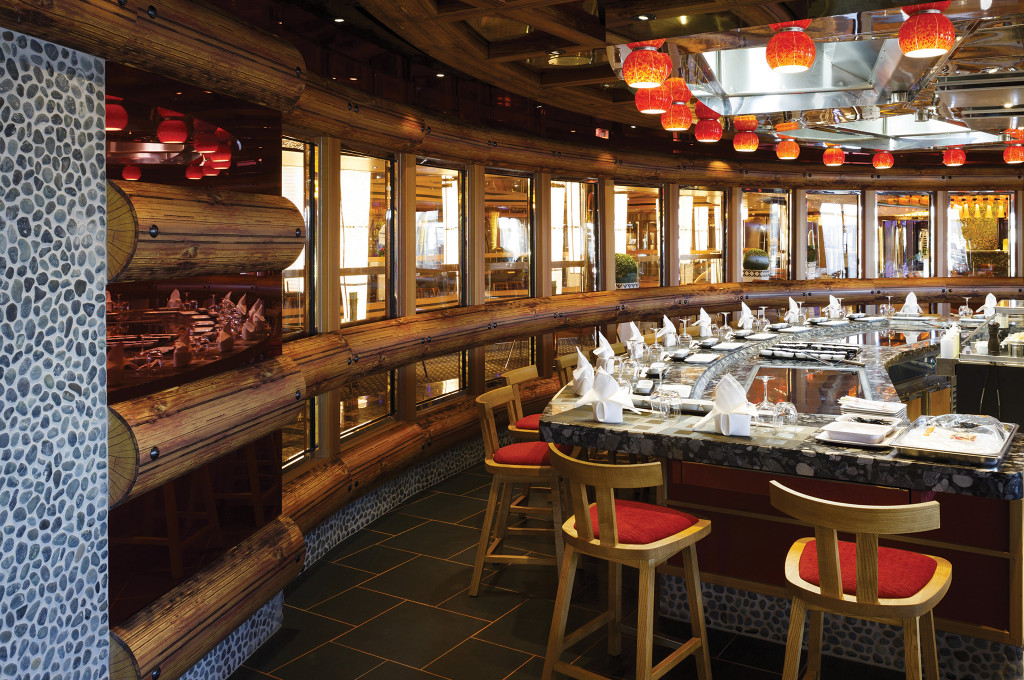 Teppanyaki-Restaurant mit Kochinsel und asiatischem Interieur auf einem Hochseeschiff.