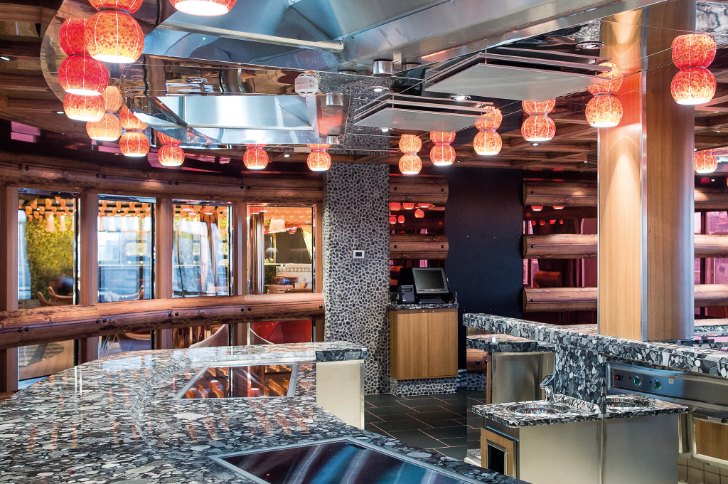 Teppanyaki-Kochinsel mit farbenfrohem Interieur und Show-Cooking auf einem Kreuzfahrtschiff.