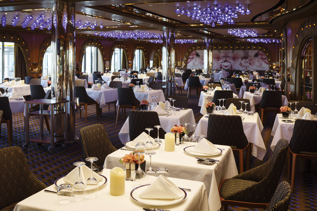 Elegantes Club-Restaurant mit Teppanyaki-Bar auf einem Hochseeschiff.