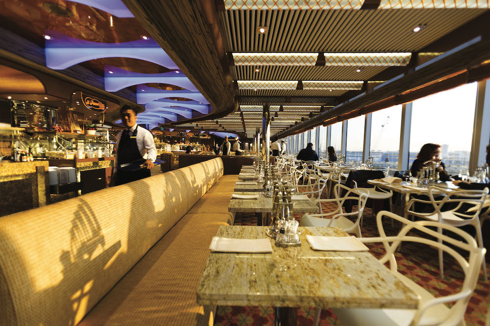 Gehobenes italienisches Restaurant mit eleganter Ausstattung und Fensterblick.